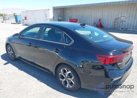 2021 Kia Forte Lxs z USA, uszkodzony, nr VIN 3KPF24AD4ME303731